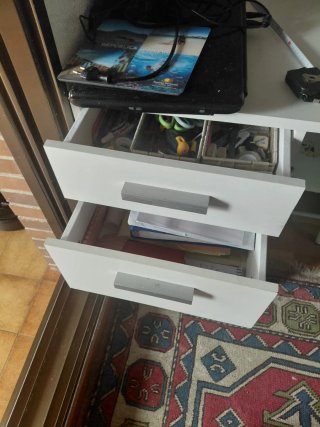 Mesa de estudio blanca con lampara