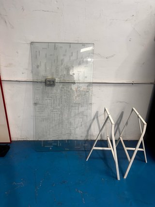 Mesa de cristal con base metálica