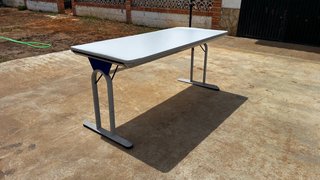 Mesa de hierro y madera blanca