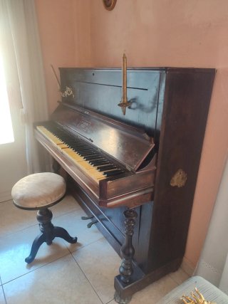 Piano de pared principios siglo XX