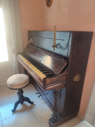 Piano de pared principios siglo XX