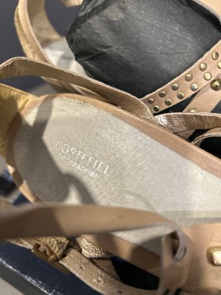 Sandalias de piel con tachas beige