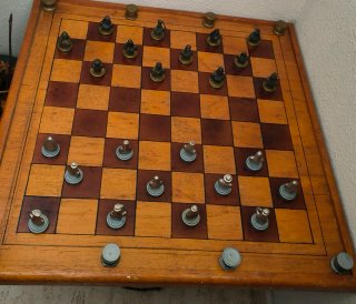 Scacchiera in legno con pezzi in bronzo e argento