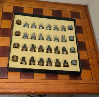Scacchiera in legno con pezzi in bronzo e argento