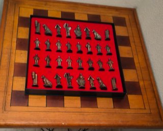 Scacchiera in legno con pezzi in bronzo e argento