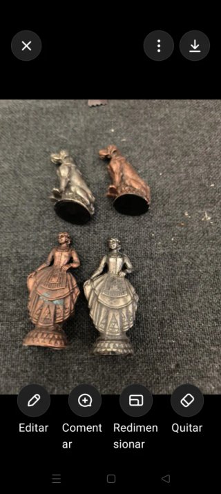 Scacchiera in legno con pezzi in bronzo e argento