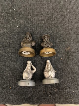 Scacchiera in legno con pezzi in bronzo e argento