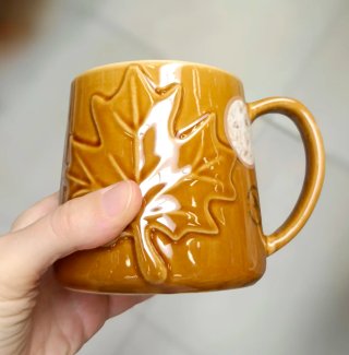 Tazza in ceramica decorata a mano