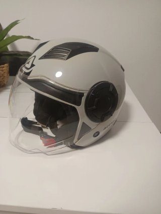 Casco de moto blanco con visera