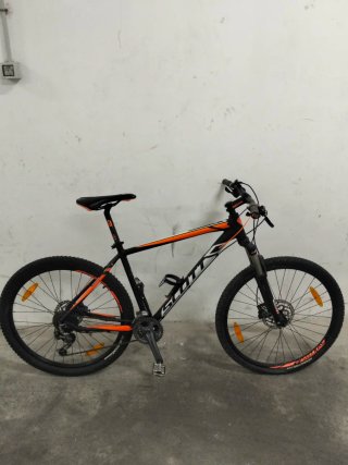 Bicicleta Montaña Negra y Naranja