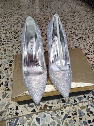 Zapatos de tacón plateados brillantes