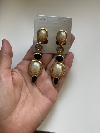 Pendientes bisuterívintage dorados, perla y negro.