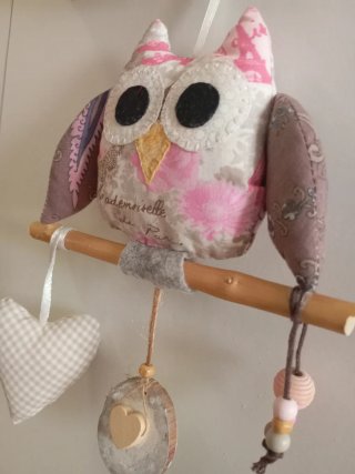 Búho decorativo de tela con colgantes