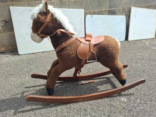 Caballo balancín infantil marrón