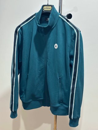 Chaqueta deportiva Converse verde.
