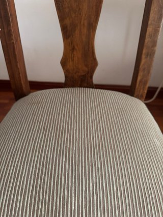 Silla de madera maciza.