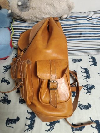 Mochila de cuero marrón