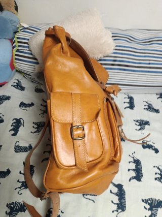 Mochila de cuero marrón
