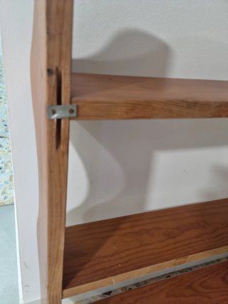 Estantería de pino de pared