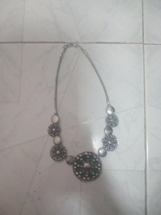 Collar plateado con diseño circular