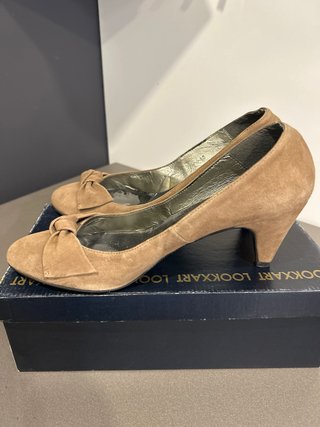 Zapatos de tacón beige con lazo