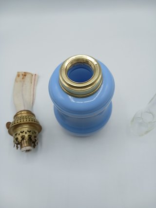 Lampada a petrolio opalina azzurra