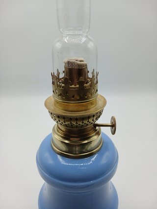 Lampada a petrolio opalina azzurra