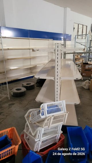 Estanterías metálicas blancas y azules