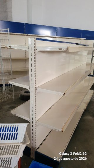 Estanterías metálicas blancas y azules
