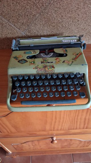 Máquina de escribir Olivetti Flama 22