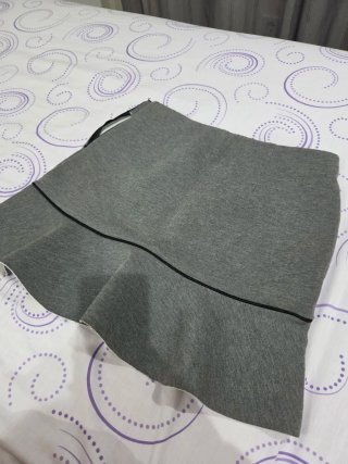 Falda gris con volantes