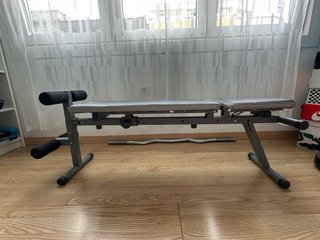 Banco abdominales y pesas