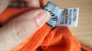 Pantalón chándal naranja.