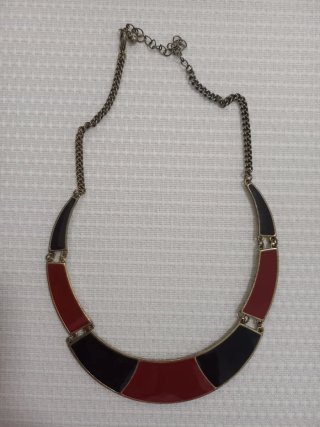 Collar estilo gargantilla con esmalte