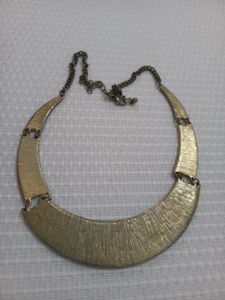 Collar estilo gargantilla con esmalte