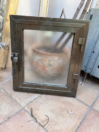 Ventana de aluminio con vidrio esmerilado