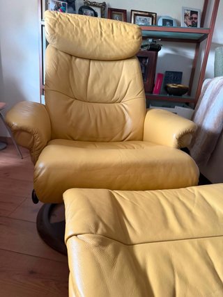 Sillón reclinable de piel y madera