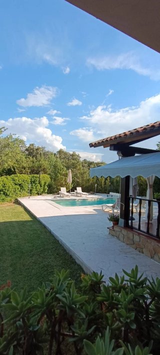 Chalet independiente con piscina.