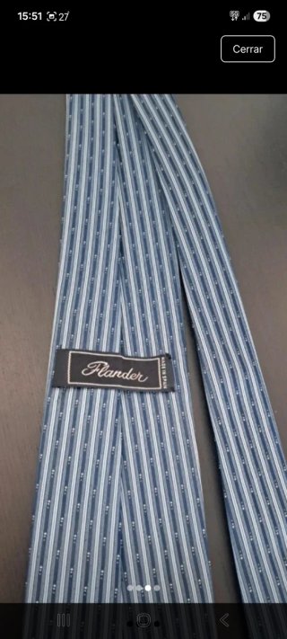 Corbata azul con rayas blancas