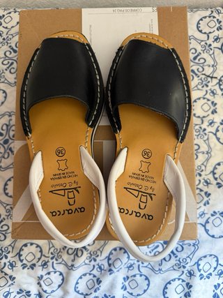 Avarcas Mujer Piel Talla 36 Negras y Blancas