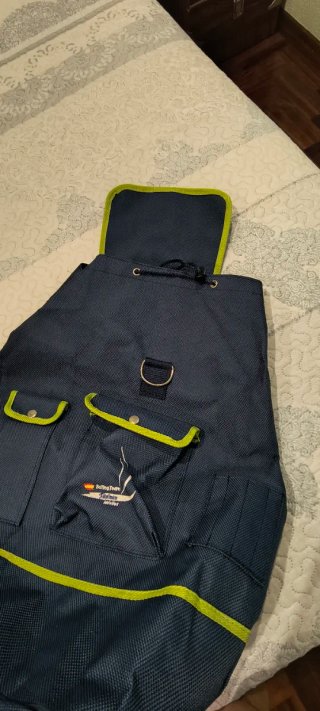 Mochila grande azul con detalles verdes