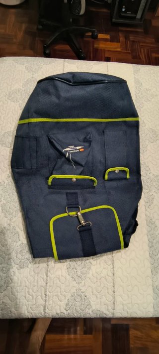 Mochila grande azul con detalles verdes