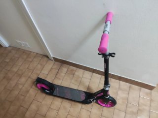 Patinete Decathlon rosa y negro