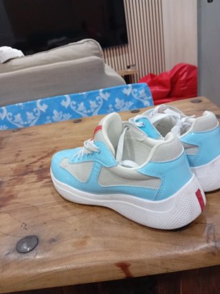 Prada Zapatillas Azules y Blancas