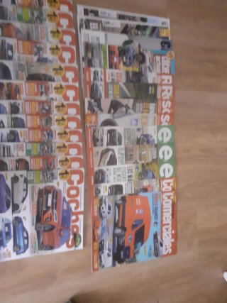 Lote de 16 revistas y 9 regalos de coches