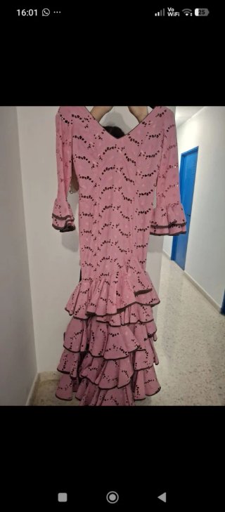 Vestido de gitana rosa con volantes