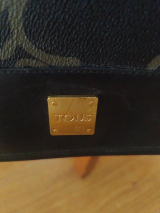 Bandolera Tous negra con logo