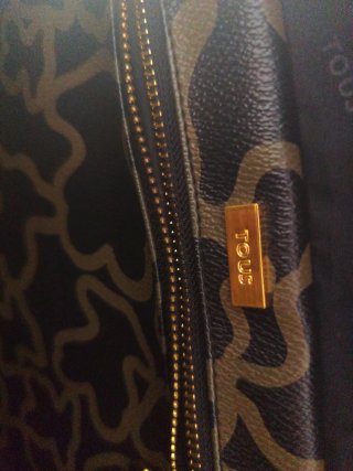 Bandolera Tous negra con logo