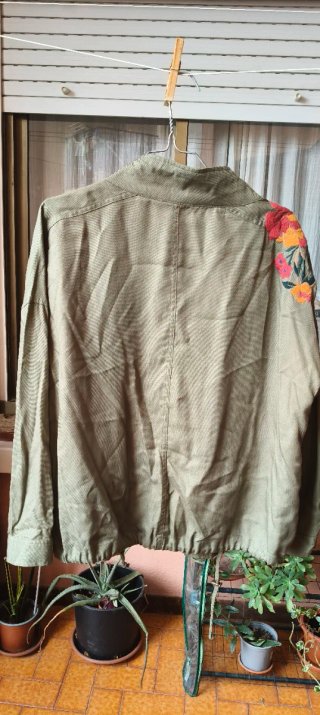 Chaqueta entretiempo bordada