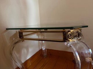 Mesa de cristal vintage con patas doradas